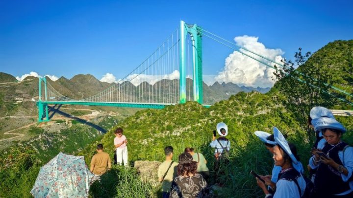How the world’s highest bridge became a tourist hot spot in China