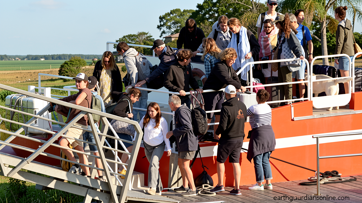 France evacuates Cap Ferret peninsula by boat as wildfires rage