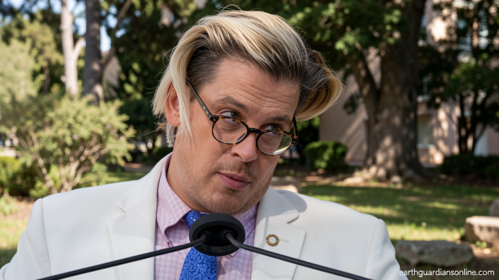 Right-wing provocateur Milo Yiannopoulos detained by ICE